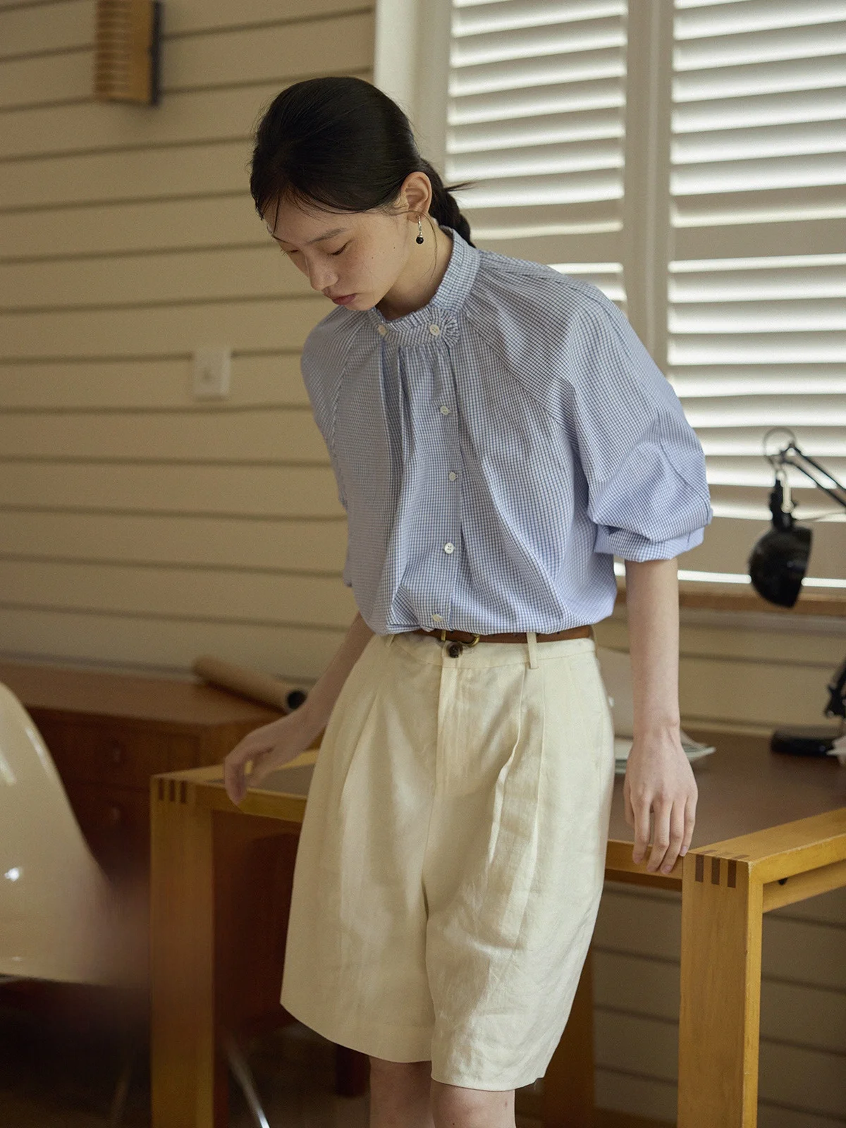 Синяя клетчатая длинная све irt женская свободная хлопково-марлевая плиссированная блузка с воротником-стойкой для поездок на работу Sle Artistic Faion
Синяя клетчатая длинная све irt женская свободная хлопково-марлевая плиссированная блузка с воротником-стойкой для поездок на работу Sle Artistic Faion