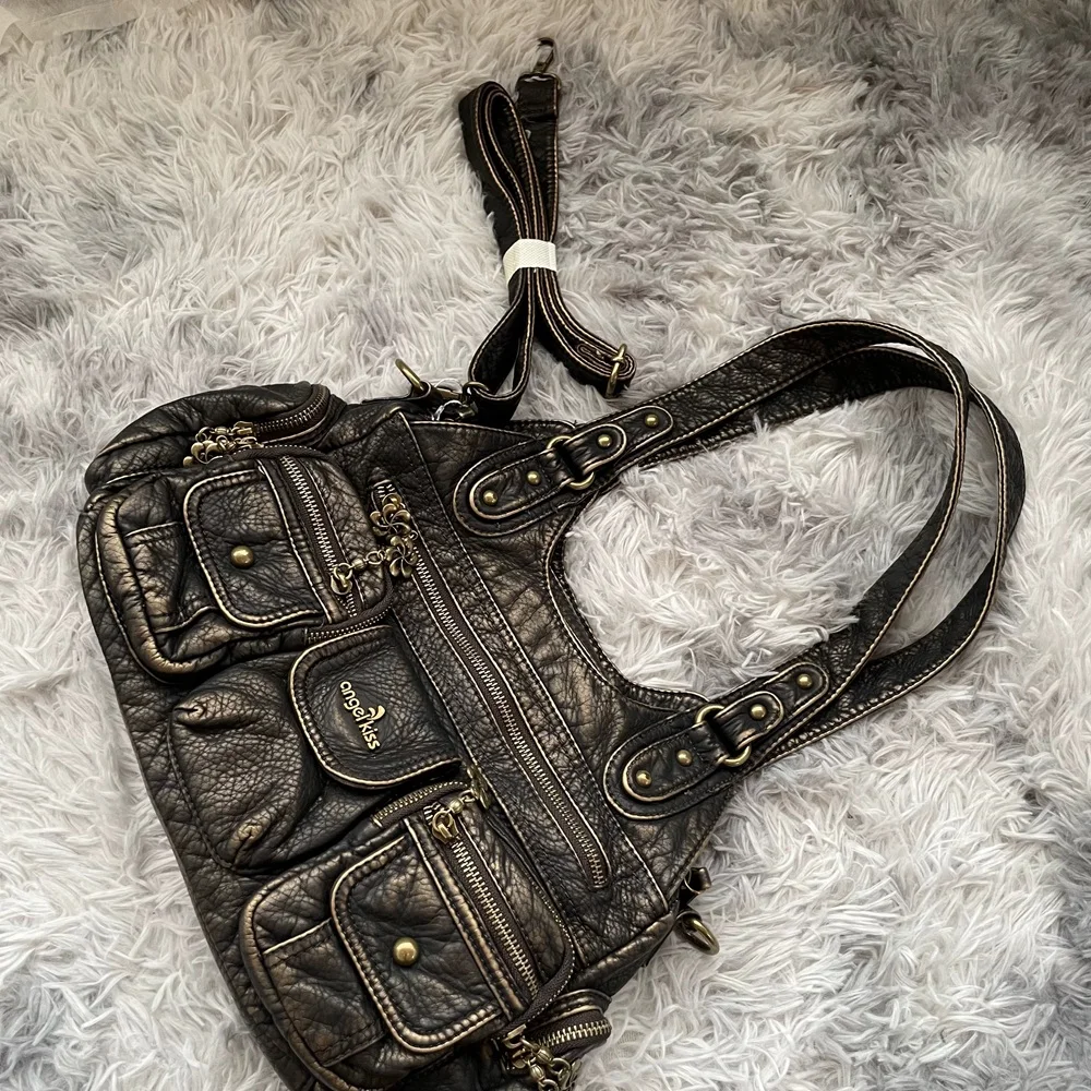 Women's Y2K Washed Leather Hobo Handbag Angelkiss Distressed Black Shoulder Bag with Multiple Compartments Antique Gold Hardware
Women's Y2K Washed Leather Hobo Handbag Angelkiss Distressed Black Shoulder Bag with Multiple Compartments Antique Gold Hardware