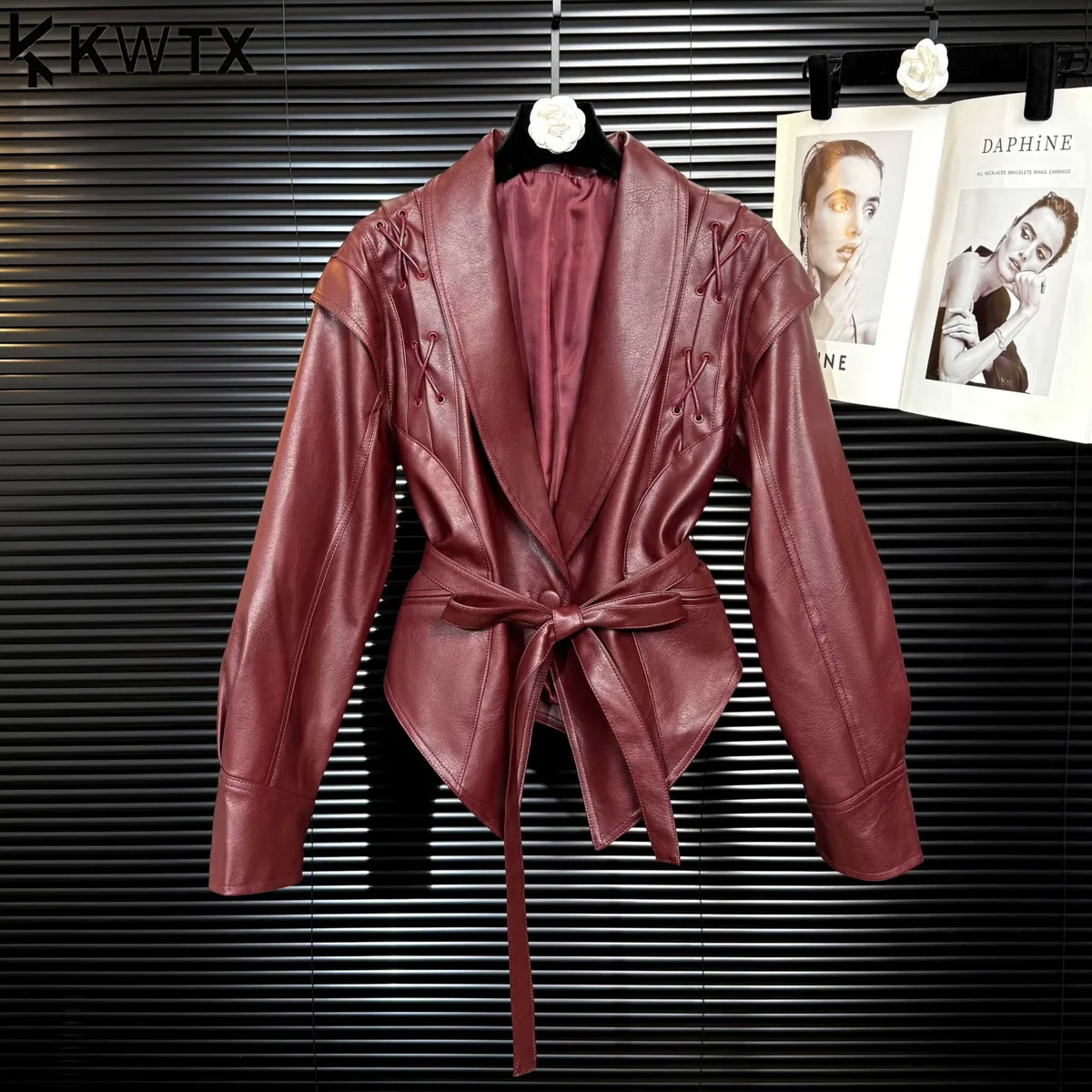 KWTX женская кожаная куртка с коротким поясом и воротником с лацканами на одной пуговице, однотонная, винтажная, элегантная, шикарная, Luxe, 2024, премиум-класса в стиле ретро 
KWTX женская кожаная куртка с коротким поясом и воротником с лацканами на одной пуговице, однотонная, винтажная, элегантная, шикарная, Luxe, 2024, премиум-класса в стиле ретро