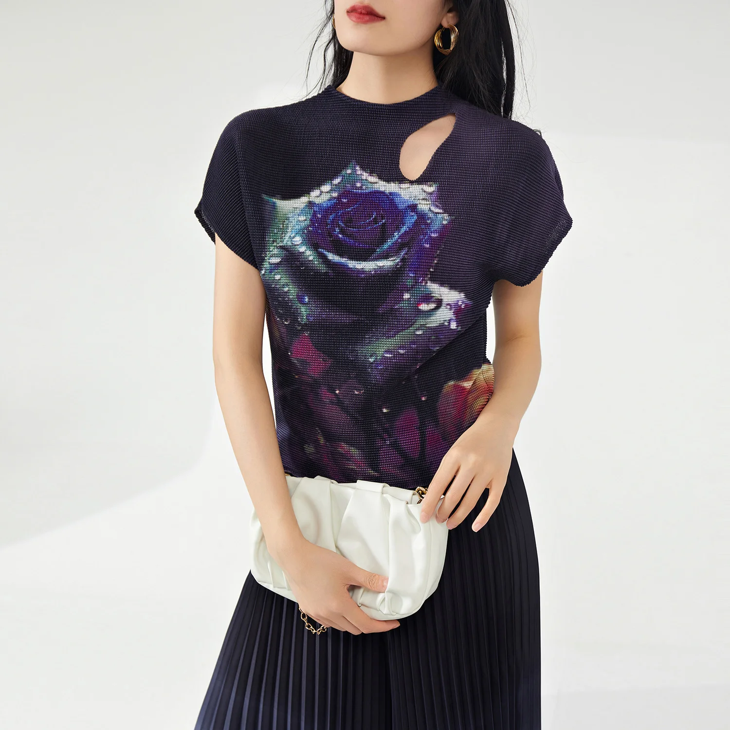 2025 Latest Women's Summer Casual Vintage Style Elegant Stretch Pleated T-Shirts Breathable Printed Tops Short Blouses
2025 Latest Women's Summer Casual Vintage Style Elegant Stretch Pleated T-Shirts Breathable Printed Tops Short Blouses