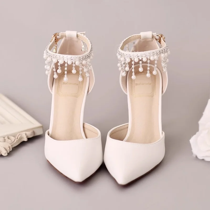 Spring and summer pointed satin pearl rhinestone lace butterfly wedding shoes thin high-heeled dress large size women's sandals
Spring and summer pointed satin pearl rhinestone lace butterfly wedding shoes thin high-heeled dress large size women's sandals