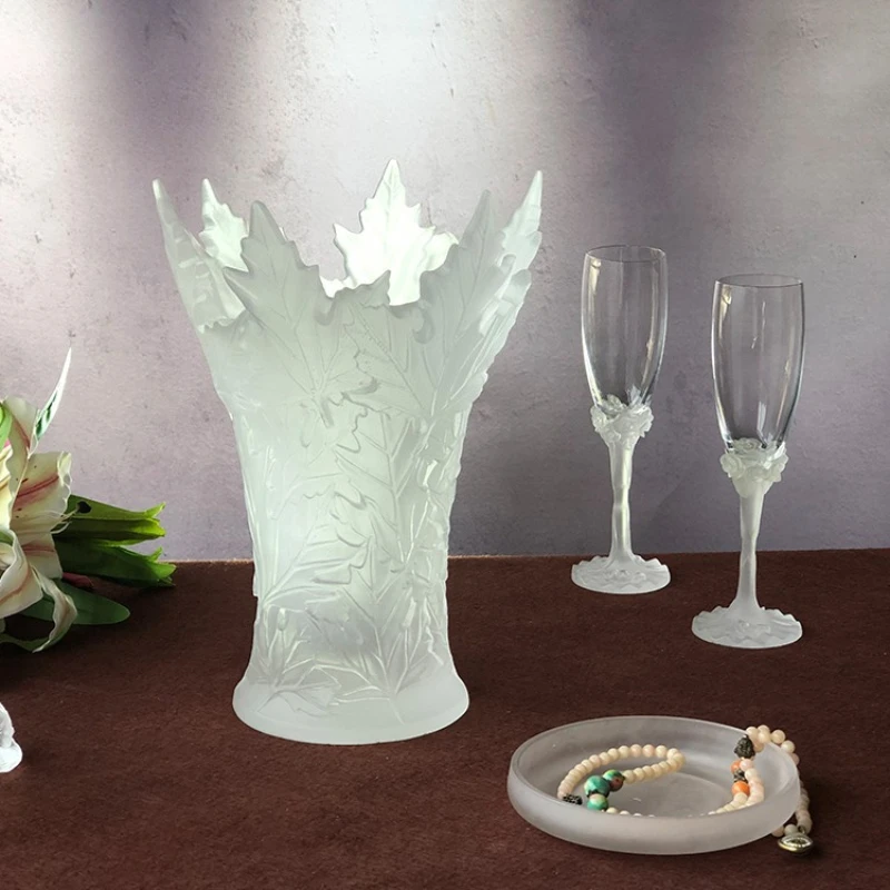 Custom luxury crystal large vase decoration modern maple leaf transparent case decoration center
Custom luxury crystal large vase decoration modern maple leaf transparent case decoration center