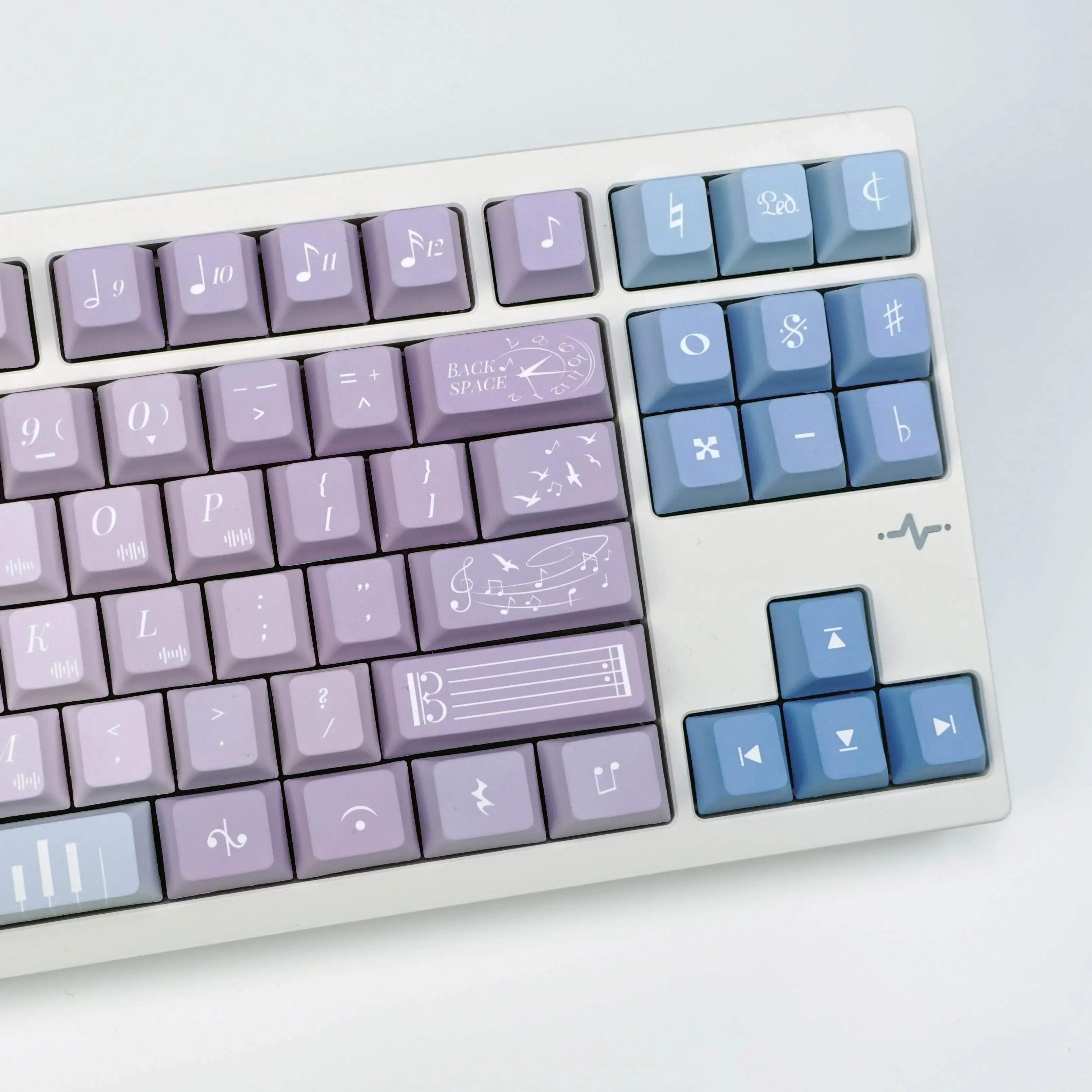 Blue and purple loss music note theme keycap engraving PBT hot sublimation process adaptation 61 75 87 96 etc
Blue and purple loss music note theme keycap engraving PBT hot sublimation process adaptation 61 75 87 96 etc
