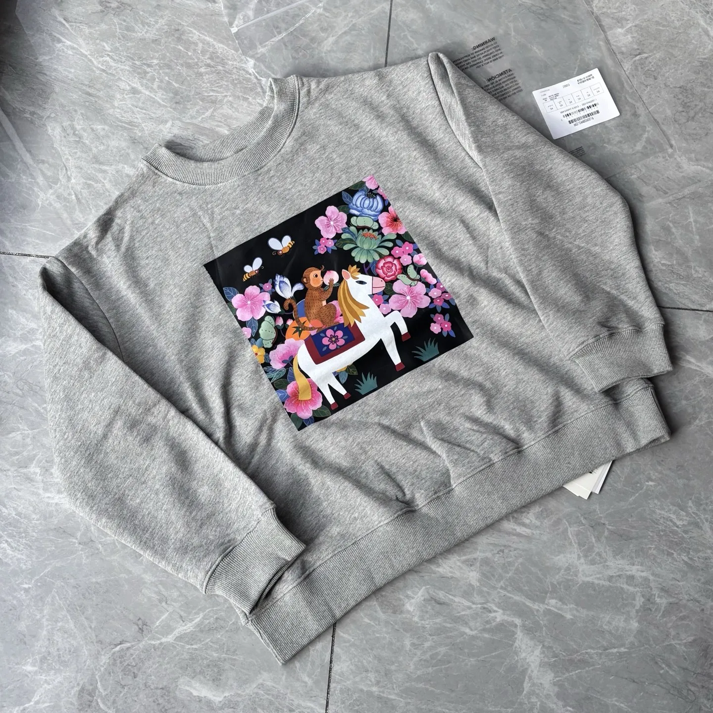 Новая весенняя женская толстовка с длинными рукавами и круглым вырезом, с мультяшным принтом, из петлевой ткани, свободного кроя, удобная, женская толстовка
Новая весенняя женская толстовка с длинными рукавами и круглым вырезом, с мультяшным принтом, из петлевой ткани, свободного кроя, удобная, женская толстовка