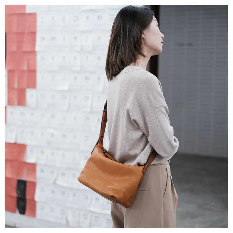 Simple casual high quality soft genuine leather women's shoulder bag fashion handmade luxury cow leather ladies crossbody bag
Simple casual high quality soft genuine leather women's shoulder bag fashion handmade luxury cow leather ladies crossbody bag