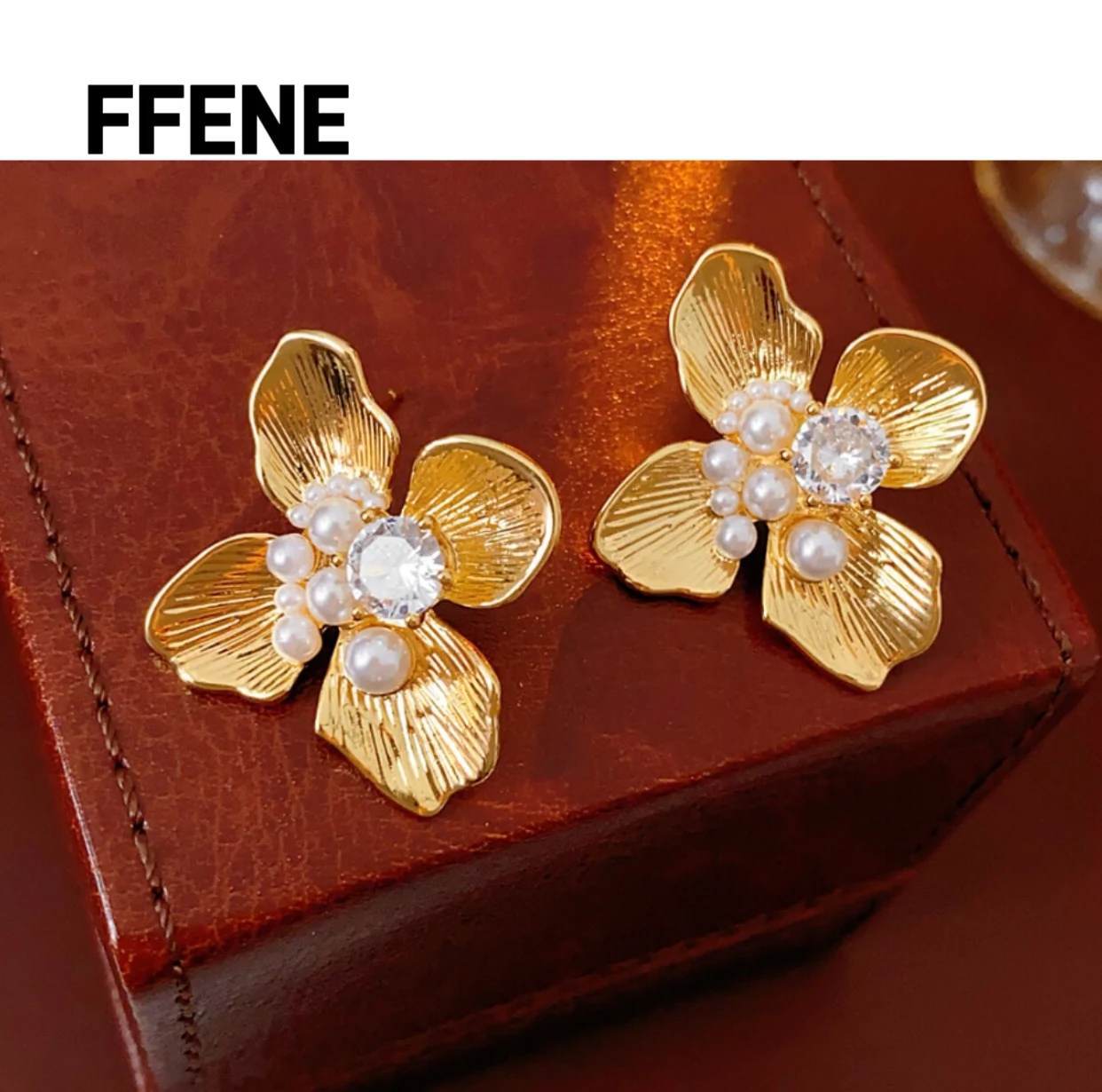 Hot-selling gold zircon flower pearl earrings, design earring, retro fashion earring, luxurious and high-end feeling
Hot-selling gold zircon flower pearl earrings, design earring, retro fashion earring, luxurious and high-end feeling