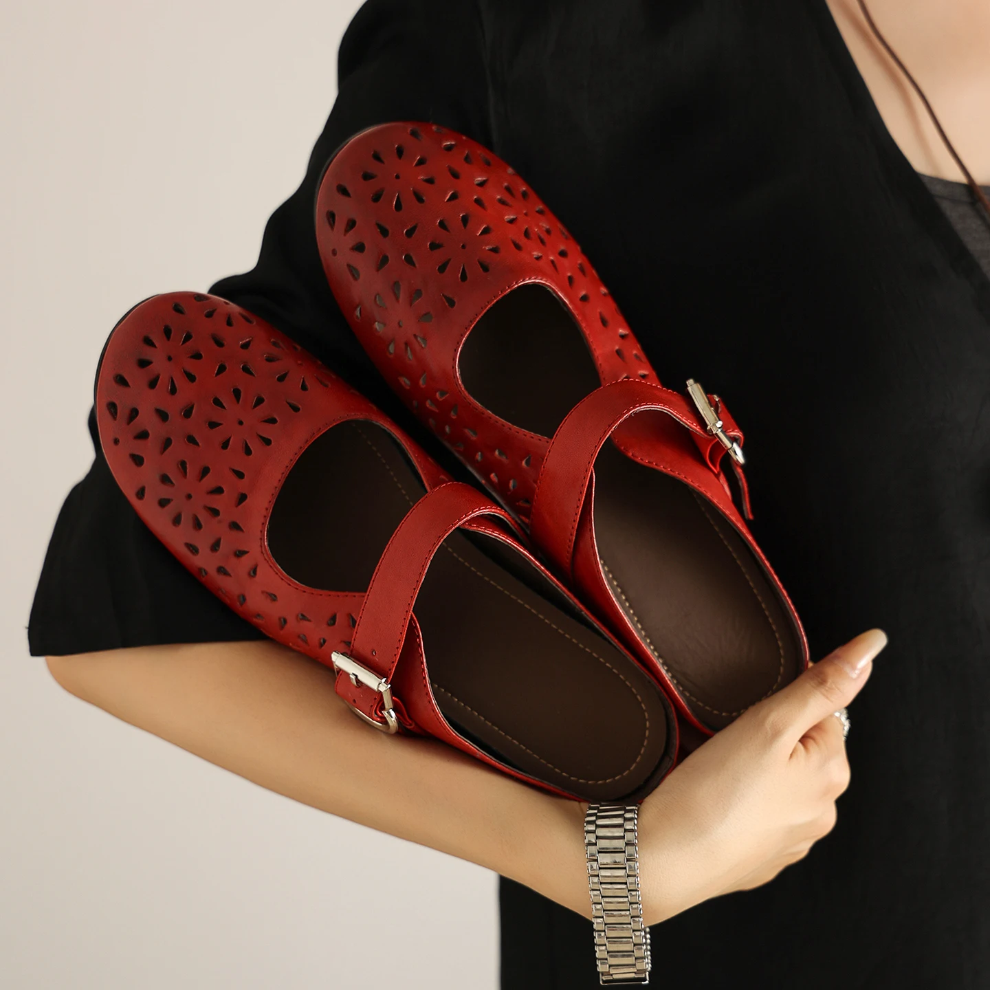 2026 new summer women sandals natural leather 22-25cm cowhide+sheepskin+pigskin hollow-out buckle mules women slippers fashion
2026 new summer women sandals natural leather 22-25cm cowhide+sheepskin+pigskin hollow-out buckle mules women slippers fashion