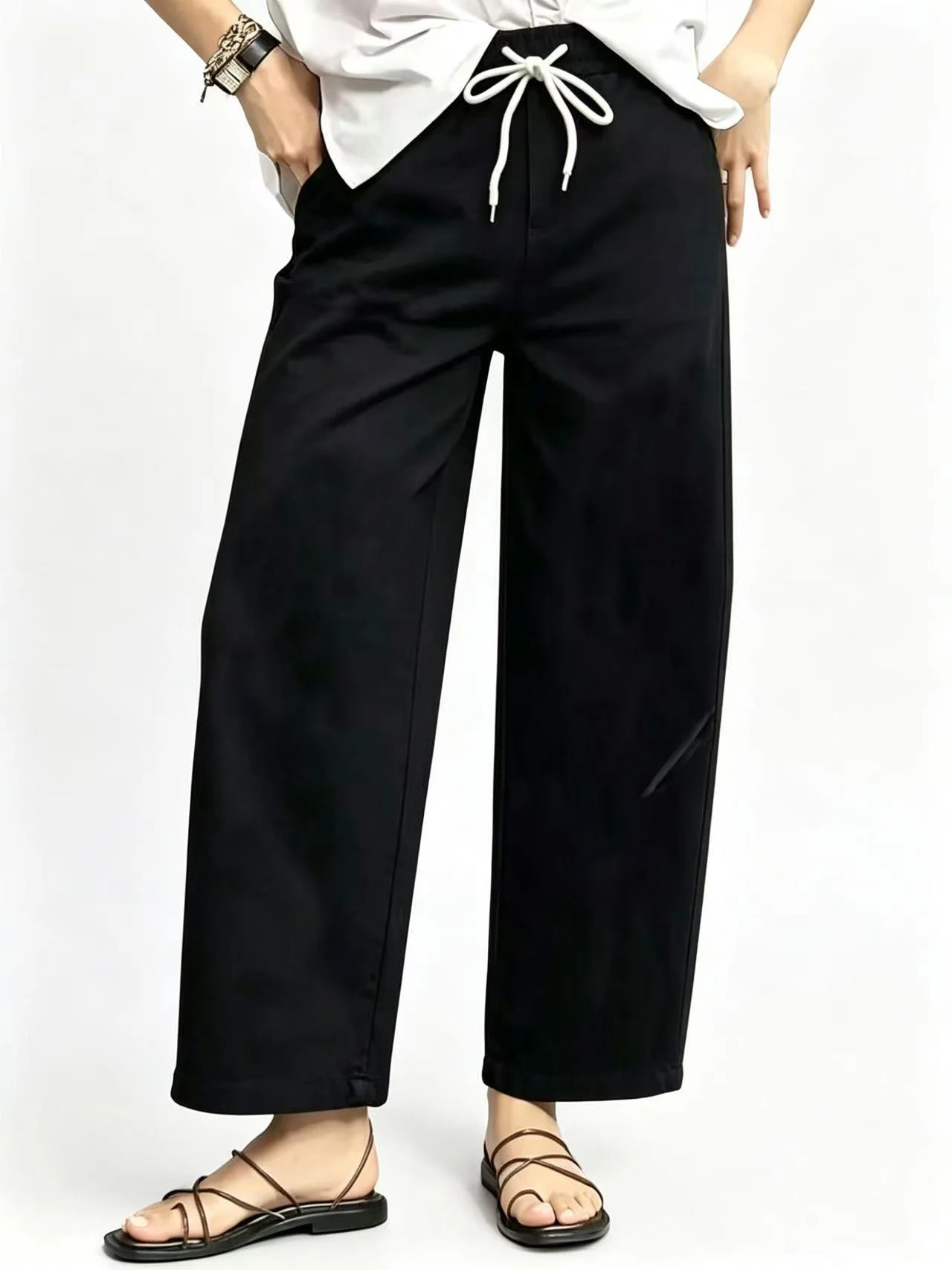 Women’s black curved-sword-style jeans with elastic waistband and drawstring, minimalist casual cropped pants
Women’s black curved-sword-style jeans with elastic waistband and drawstring, minimalist casual cropped pants