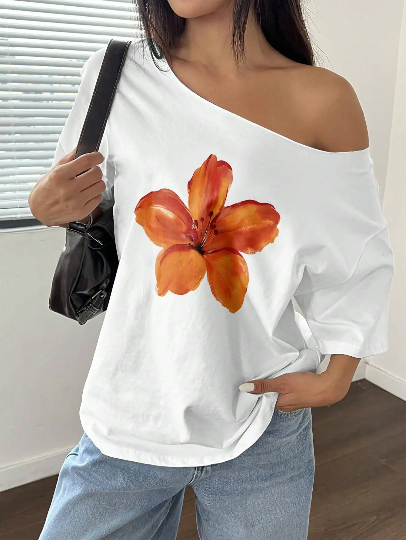 Женская футболка оверсайз с асимметричным вырезом на одно плечо и цветочным принтом, белая
Женская футболка оверсайз с асимметричным вырезом на одно плечо и цветочным принтом, белая