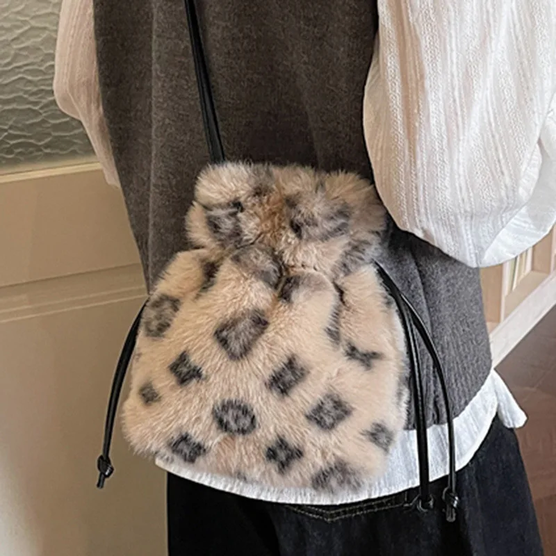 1pc Korean Version of Niche Fur Bag Spring Casual Retro Small Backpack Fashionable Leopard Print
1pc Korean Version of Niche Fur Bag Spring Casual Retro Small Backpack Fashionable Leopard Print