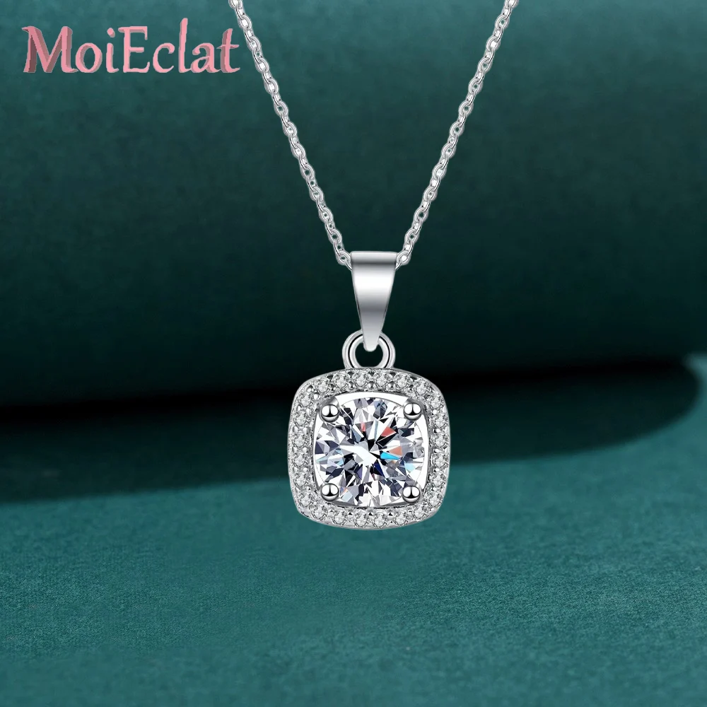 Square Micro Inlaid Diamond 1ct/2ct Moissanite Pendant for Women, Sparkling PT950 Platinum Clavicle Chain Jewelry Holiday Gift
Square Micro Inlaid Diamond 1ct/2ct Moissanite Pendant for Women, Sparkling PT950 Platinum Clavicle Chain Jewelry Holiday Gift