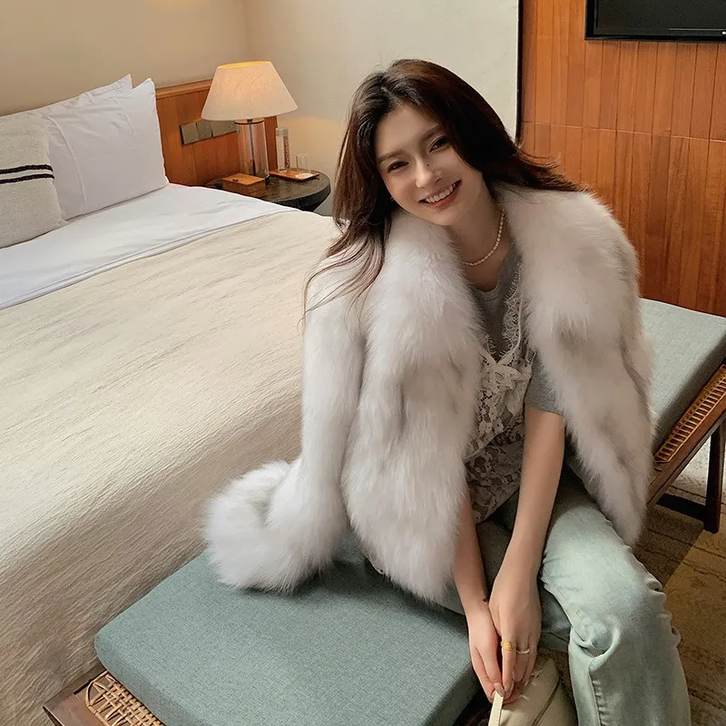 A new fashionable and versatile fur coat with short lapel for women featuring combination of
A new fashionable and versatile fur coat with short lapel for women featuring combination of