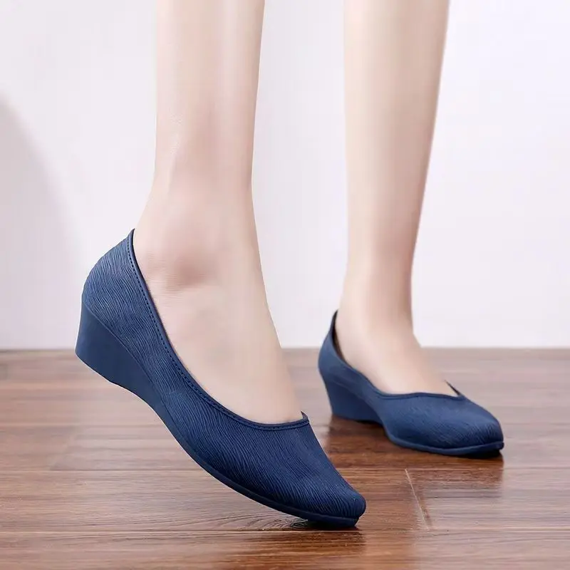 Новые женские непромокаемые туфли на мелкой танкетке, мягкая подошва, нескользящая водонепроницаемая легкая рабочая обувь без шнуровки с острым носком, пригородная обувь
Новые женские непромокаемые туфли на мелкой танкетке, мягкая подошва, нескользящая водонепроницаемая легкая рабочая обувь без шнуровки с острым носком, пригородная обувь