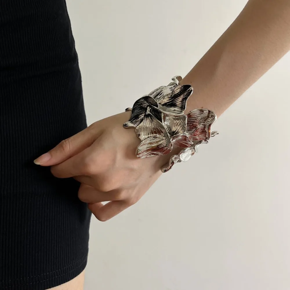 Metal Hollow Flower Open Bracelets Jewelry Hip-hop Exaggerated Vintage Bangle Punk Trendy Irregular Flower Bracelets Wedding
Metal Hollow Flower Open Bracelets Jewelry Hip-hop Exaggerated Vintage Bangle Punk Trendy Irregular Flower Bracelets Wedding