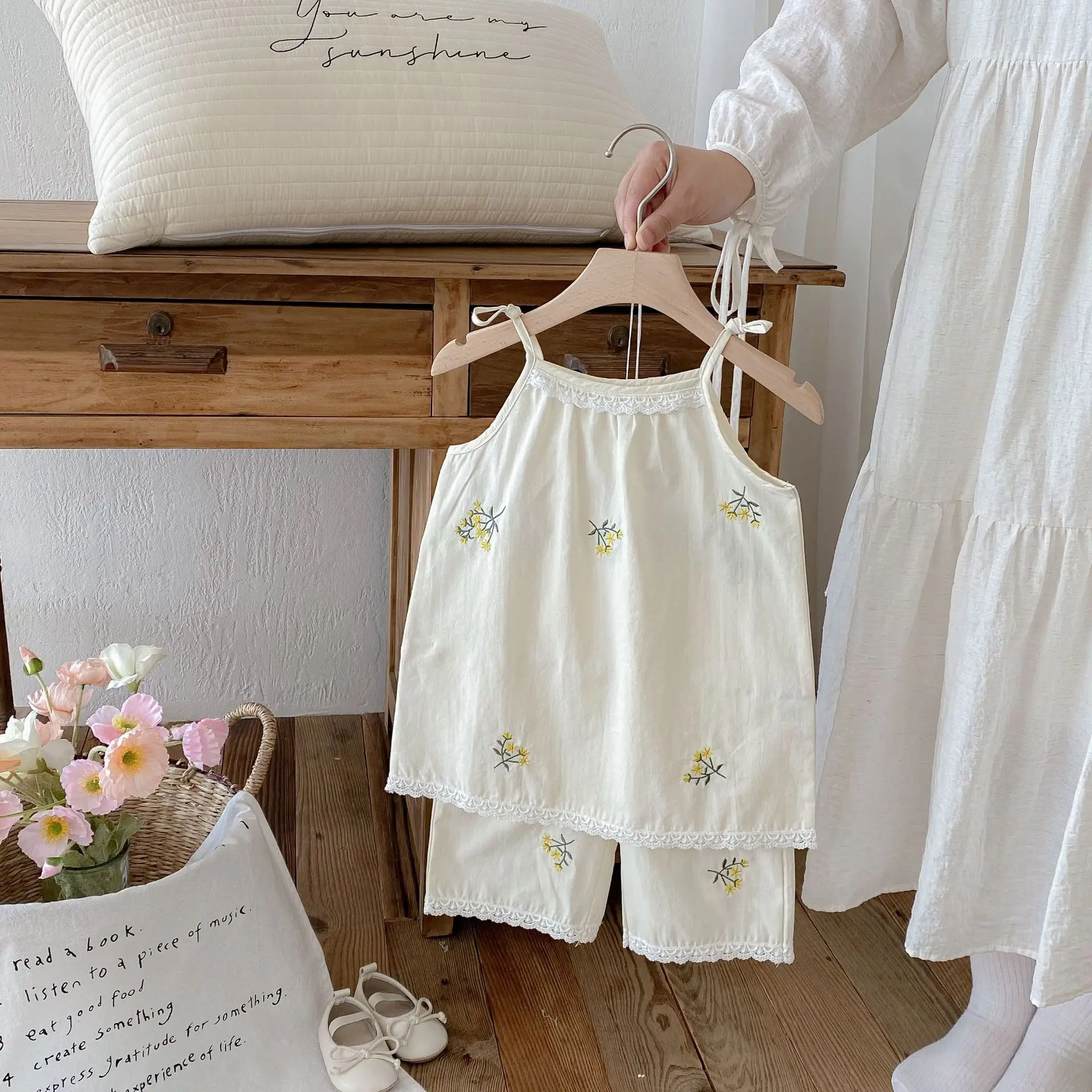 2026 Summer New Girls Sleeveless Sling Clothes Set Children Princess Outfits Baby Girl Flower Embroidery Vest + Pants 2pcs Suit
2026 Summer New Girls Sleeveless Sling Clothes Set Children Princess Outfits Baby Girl Flower Embroidery Vest + Pants 2pcs Suit