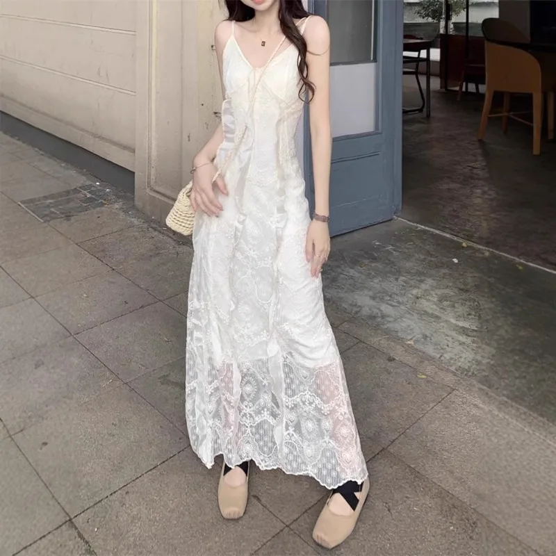 V-neck Lace Suspender Dress Women's Summer Seaside Vacation Photo Beach Skirt French Temperament Waist Dress Women's Clothing
V-neck Lace Suspender Dress Women's Summer Seaside Vacation Photo Beach Skirt French Temperament Waist Dress Women's Clothing