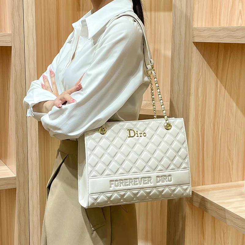 Fashionable Tote Bag with Leather Accents Large Capacity Ideal for Shopping Leisure and Casual Outings for Women
Fashionable Tote Bag with Leather Accents Large Capacity Ideal for Shopping Leisure and Casual Outings for Women