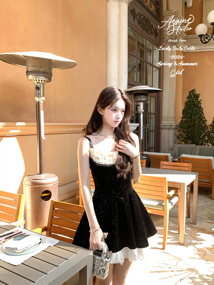 Костюм-двойка Acaine Starlight Champs Elysees: черное бархатное короткое пальто и платье с длинными рукавами и кружевными деталями для женщин
Костюм-двойка Acaine Starlight Champs Elysees: черное бархатное короткое пальто и платье с длинными рукавами и кружевными деталями для женщин