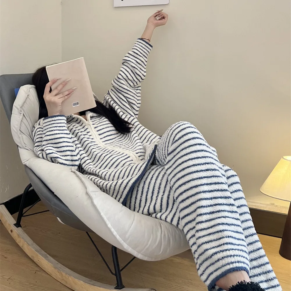 Милый полосатый полубархатный женский костюм, осенне-зимний кардиган с длинными рукавами, топ + брюки, комплект из 2 предметов, верхняя одежда, одежда для дома, пижамы
Милый полосатый полубархатный женский костюм, осенне-зимний кардиган с длинными рукавами, топ + брюки, комплект из 2 предметов, верхняя одежда, одежда для дома, пижамы