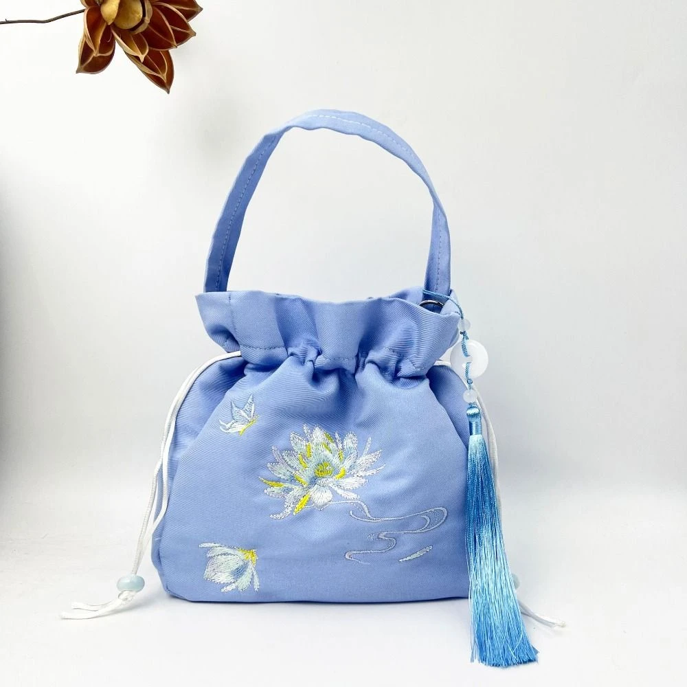 Ethnic Style Embroidery Drawstring Bag Flower Bucket Bag Silk Satin Chinese Style Handbag Hanfu Accessories Shoulder Bag
Ethnic Style Embroidery Drawstring Bag Flower Bucket Bag Silk Satin Chinese Style Handbag Hanfu Accessories Shoulder Bag