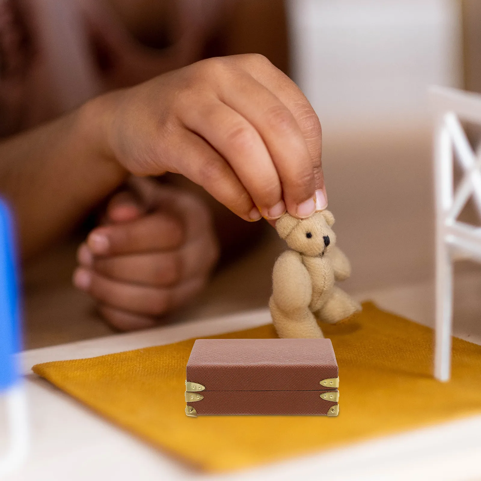 Miniature Retro Style Vintage Suitcase Dollhouse Bedroom Accessories Micro Landscape Decoration Miniature Dollhouse Furniture
Miniature Retro Style Vintage Suitcase Dollhouse Bedroom Accessories Micro Landscape Decoration Miniature Dollhouse Furniture