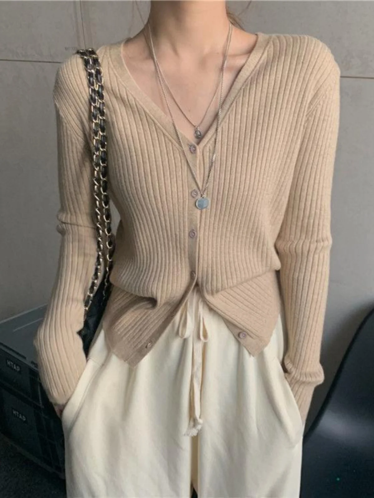 Autumn Knitted Open Cardigan Women's New Style Soft V-neck 2026 Sun Protection Outerwear Loose Versatile Long Sleeve Top
Autumn Knitted Open Cardigan Women's New Style Soft V-neck 2026 Sun Protection Outerwear Loose Versatile Long Sleeve Top