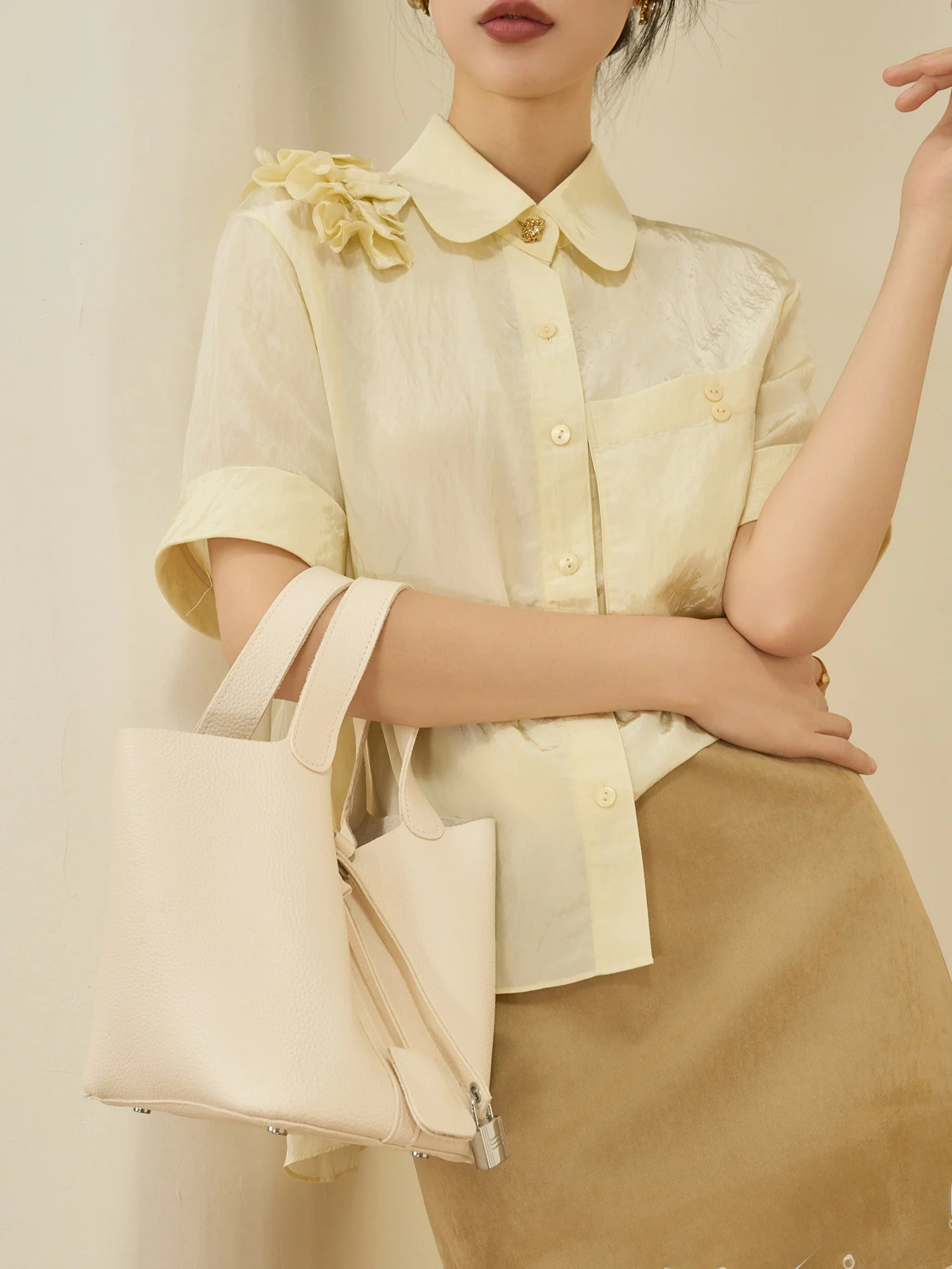 Уникальная женская блузка с желтой кружевной отделкой и коротким рукавом, дизайн из коллекции Spring Collection, удобная, дышащая, из полиэфирного волокна.
Уникальная женская блузка с желтой кружевной отделкой и коротким рукавом, дизайн из коллекции Spring Collection, удобная, дышащая, из полиэфирного волокна.