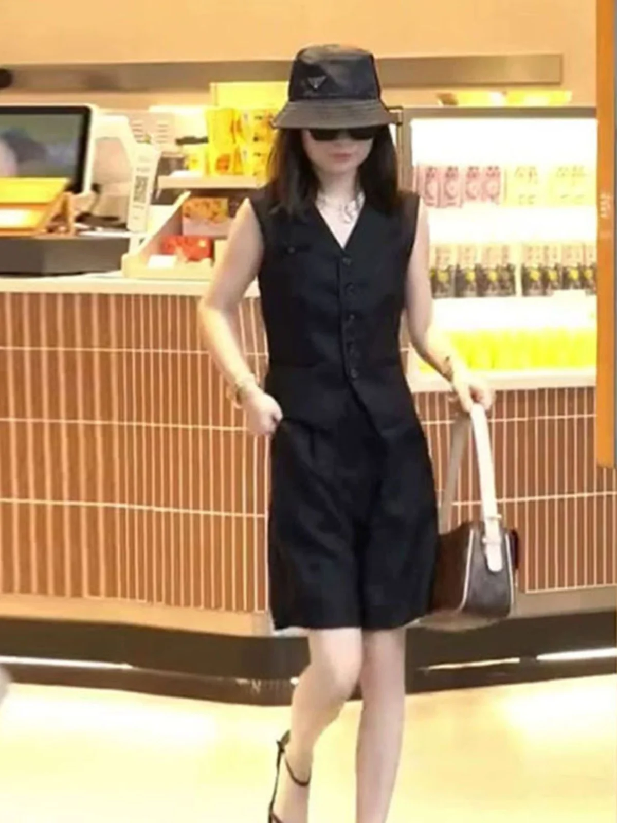Summer 2025 Women's Casual Sleeveless Button up Vest High Waist Loose Pants Two Piece Set Fashionable Design Sense
Summer 2025 Women's Casual Sleeveless Button up Vest High Waist Loose Pants Two Piece Set Fashionable Design Sense