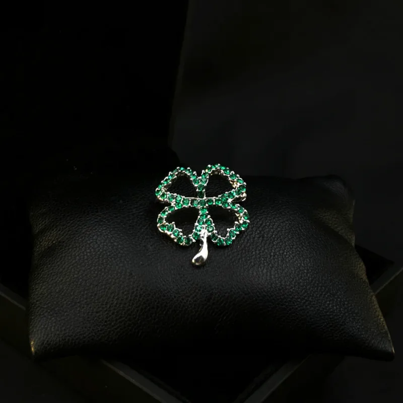 Hollow Clover Brooch Green Leaf Pins Women Suit Neckline Corsage Coat Fashion Cardigan Buckle Decoration Accessories Jewelry 210
Hollow Clover Brooch Green Leaf Pins Women Suit Neckline Corsage Coat Fashion Cardigan Buckle Decoration Accessories Jewelry 210