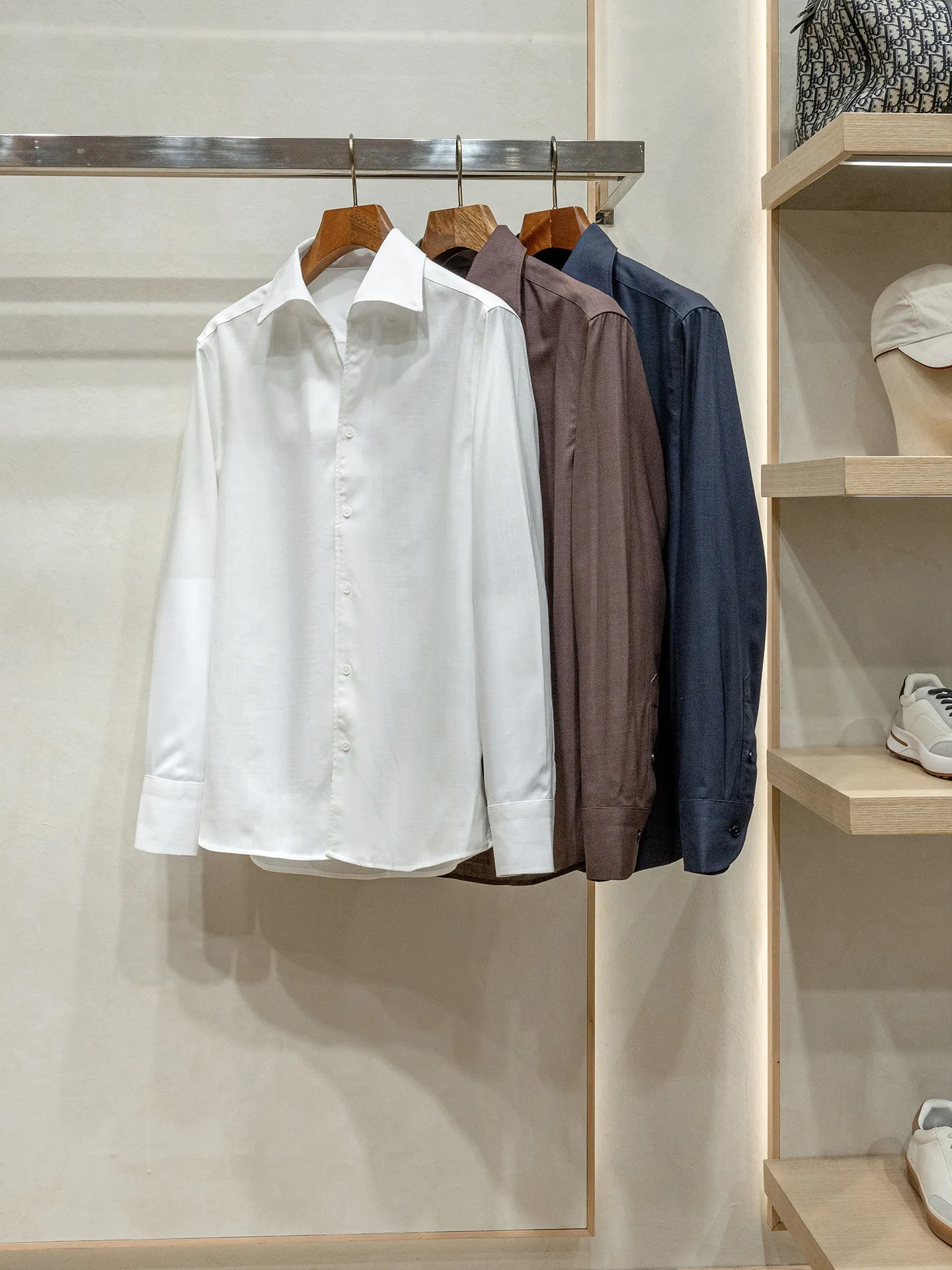 Simple and stylish men's thin lapel collar long-sleeved shirt
Simple and stylish men's thin lapel collar long-sleeved shirt