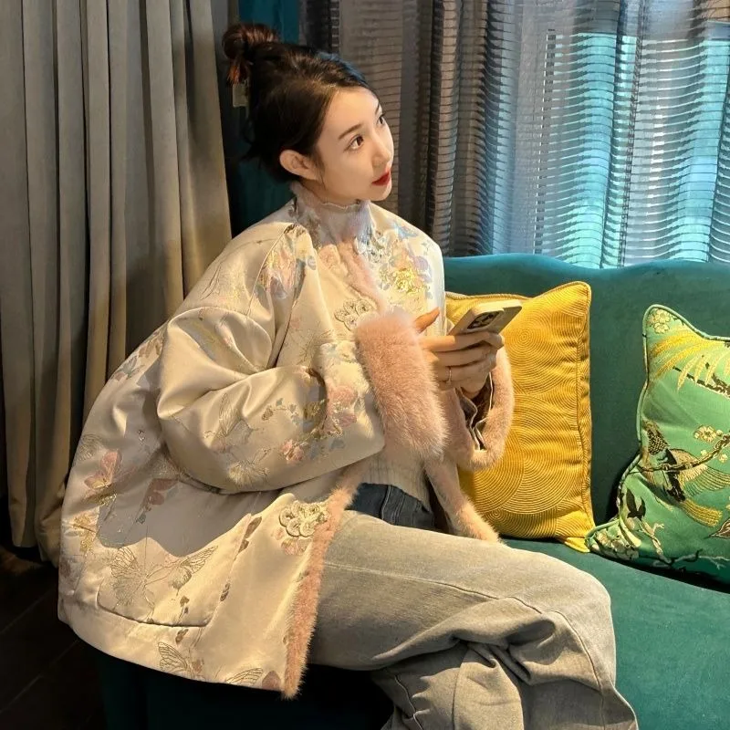 Новая атласная жаккардовая шуба в китайском стиле с вышивкой из искусственного норкового меха, женская зимняя куртка в китайском стиле на хлопковой подкладке, пальто на пуговицах 
Новая атласная жаккардовая шуба в китайском стиле с вышивкой из искусственного норкового меха, женская зимняя куртка в китайском стиле на хлопковой подкладке, пальто на пуговицах