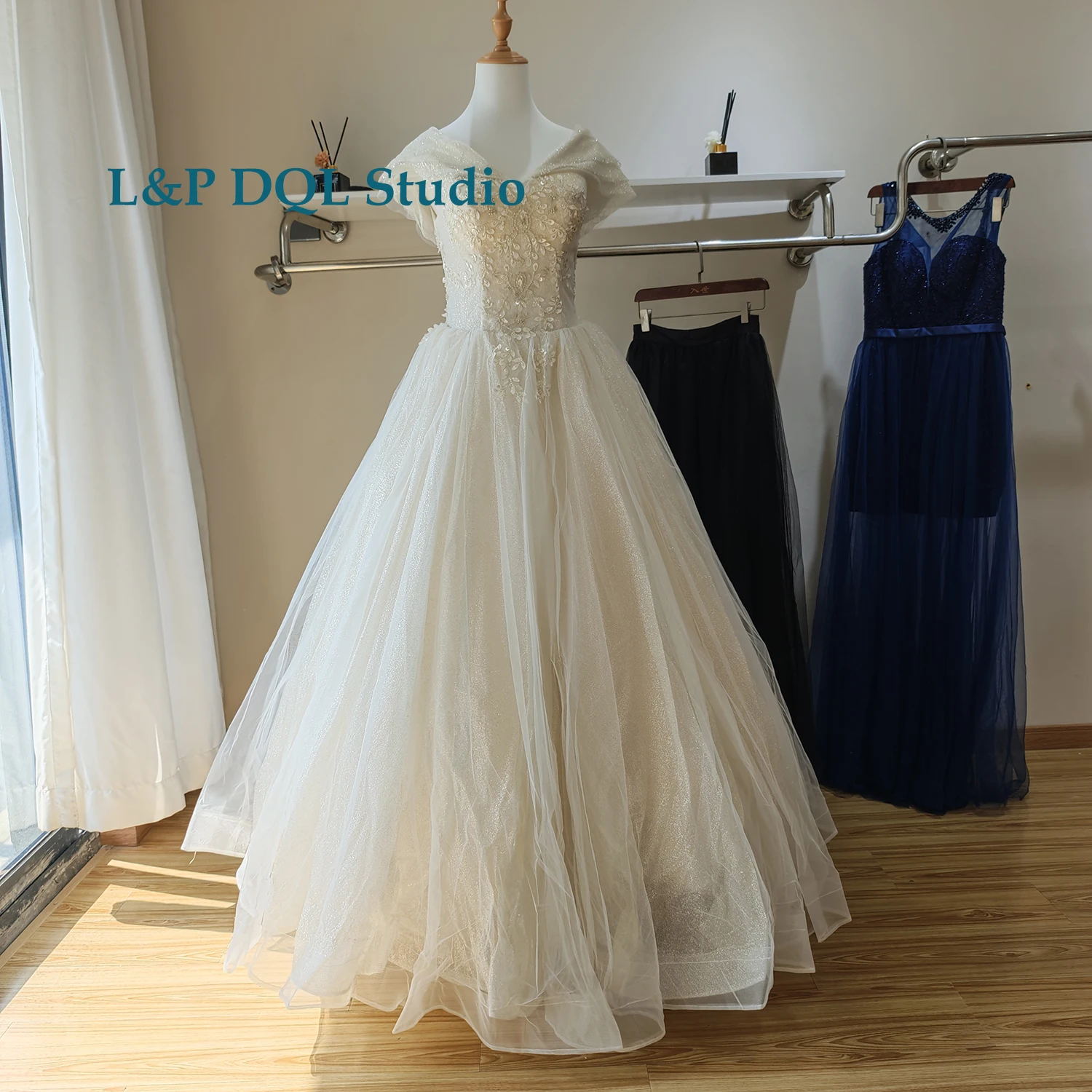 L&P DQL Studio Eye Catching Wedding Dress Real Pictures Bridal Gowns Off the Shoulder Lace-up Back Weddinng Gowns Beads Sequins
L&P DQL Studio Eye Catching Wedding Dress Real Pictures Bridal Gowns Off the Shoulder Lace-up Back Weddinng Gowns Beads Sequins