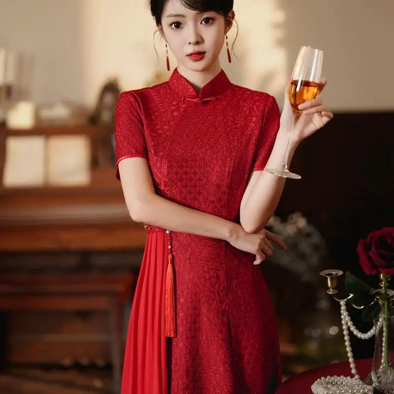 Красное китайское вечернее платье-ципао с кружевными вставками для молодых женщин, осенняя новинка, элегантное, для свадеб и торжеств
Красное китайское вечернее платье-ципао с кружевными вставками для молодых женщин, осенняя новинка, элегантное, для свадеб и торжеств