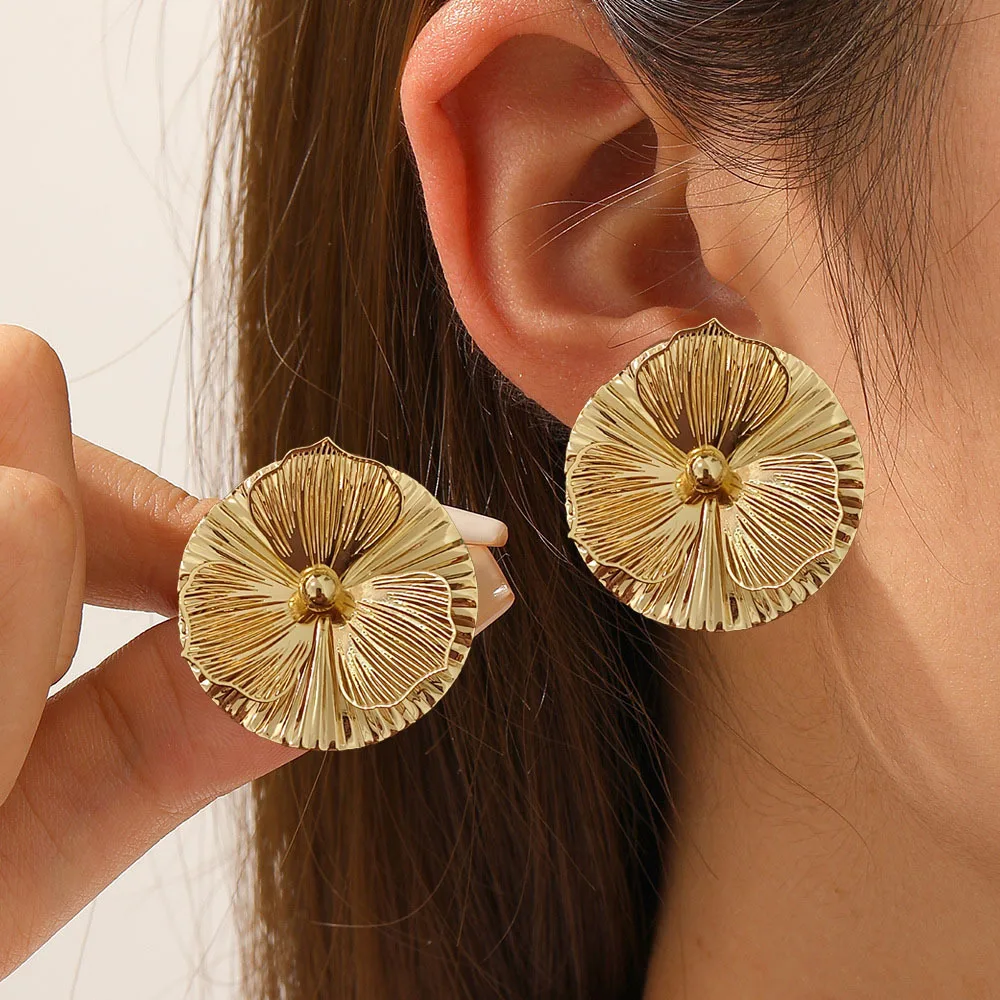 Metal disc flower ears European and American INS style high-end fashion design trend earrings
Metal disc flower ears European and American INS style high-end fashion design trend earrings