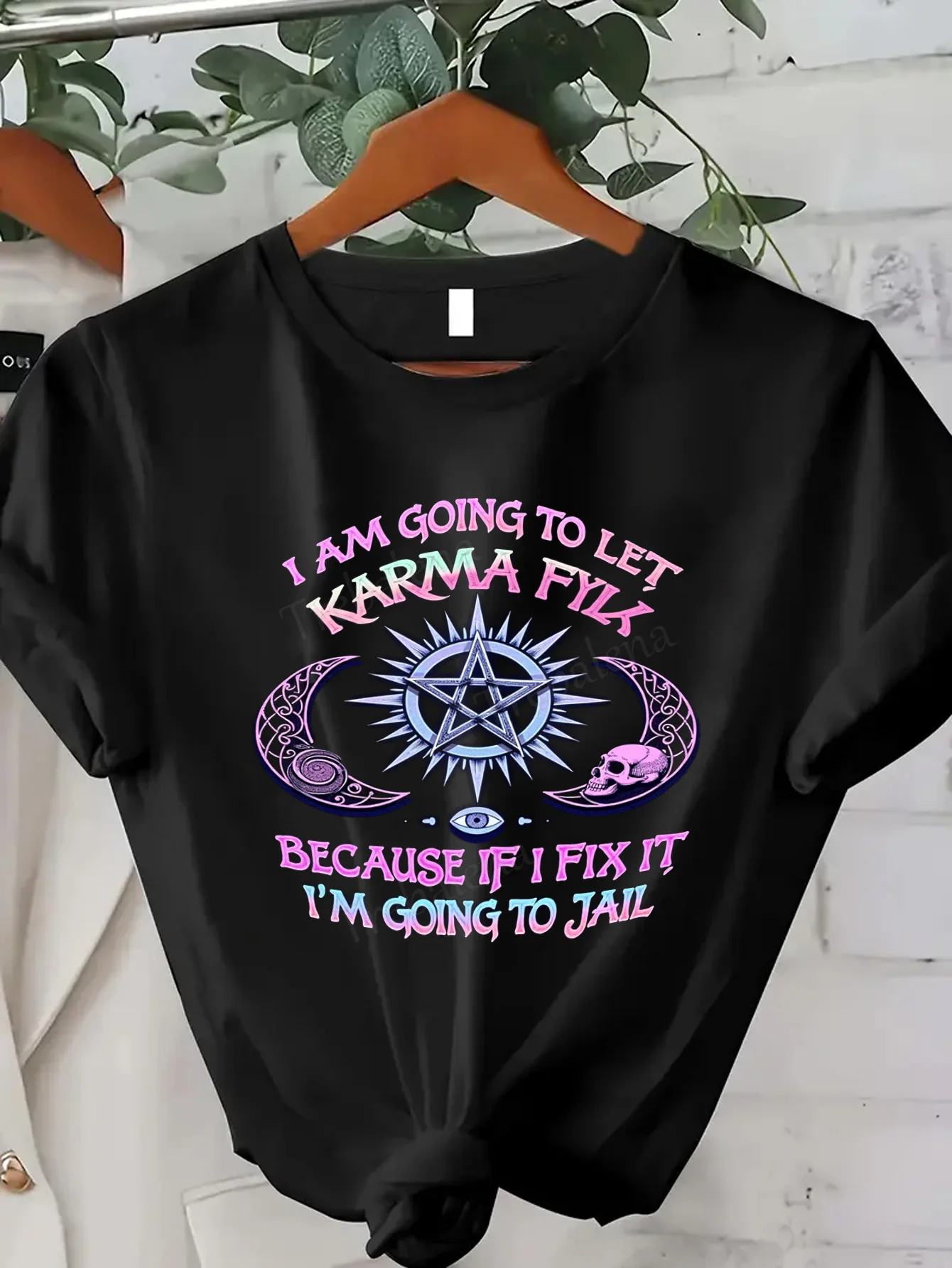 Женская футболка Karma Fck T-Shirt — готический розовый дизайн с луной и черепом 
Женская футболка Karma Fck T-Shirt — готический розовый дизайн с луной и черепом