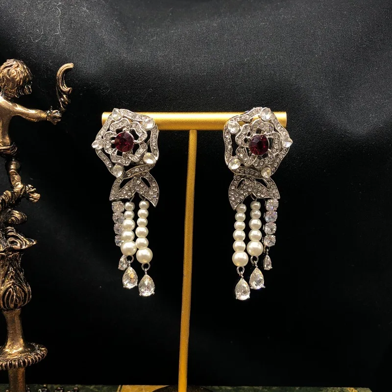 Medieval Design Sense Light Luxury Flower Densely Inlaid with Diamonds Pearl Tassel Water Drop Diamond Pendant Fashion Temperame
Medieval Design Sense Light Luxury Flower Densely Inlaid with Diamonds Pearl Tassel Water Drop Diamond Pendant Fashion Temperame