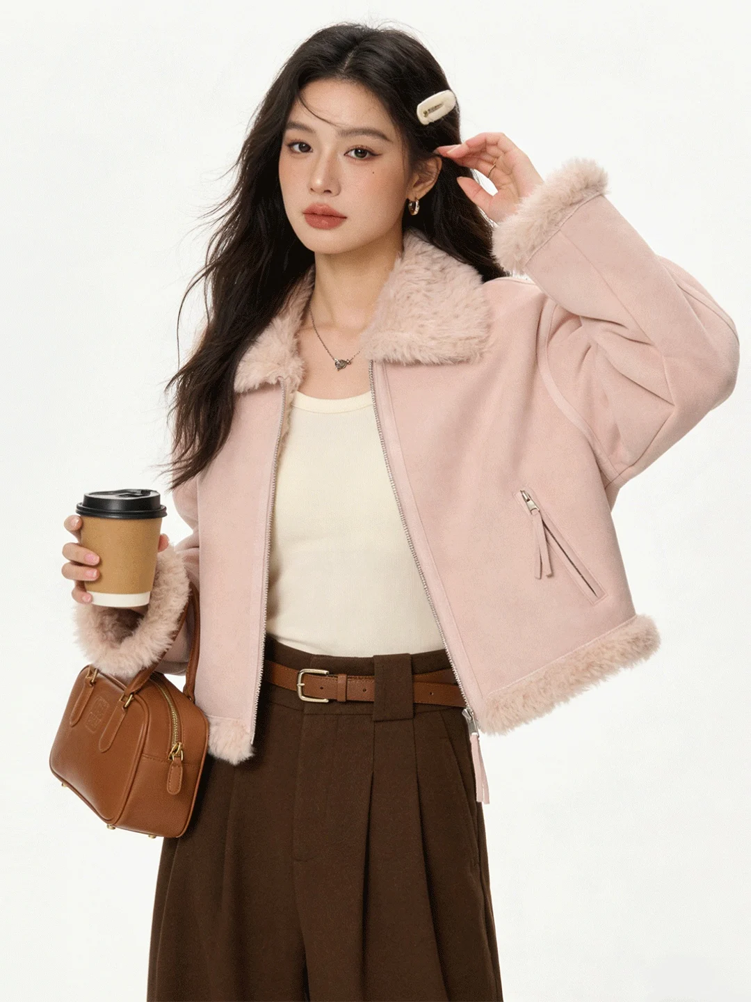 Шикарная, милая, универсальная, высококачественная розовая куртка с воротником-стойкой и вставками из овечьего меха, утепленная хлопковым наполнителем, модная, в корейском стиле.
Шикарная, милая, универсальная, высококачественная розовая куртка с воротником-стойкой и вставками из овечьего меха, утепленная хлопковым наполнителем, модная, в корейском стиле.