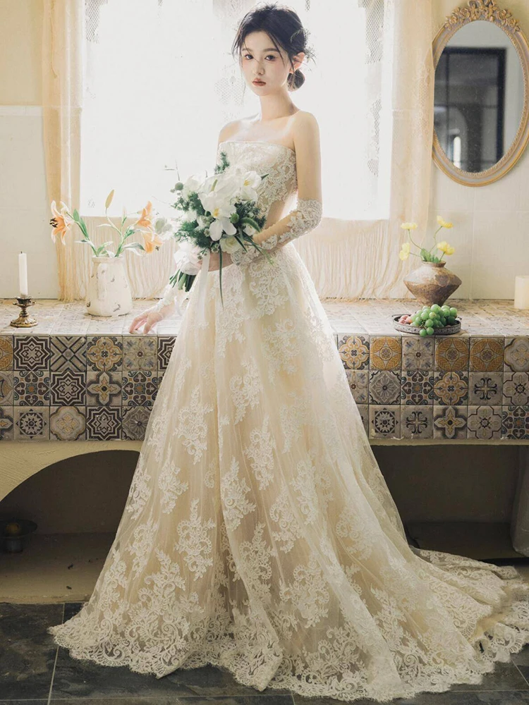 Ретро-платье для невесты из легкого кружева с драпированным шлейфом без бретелек для помолвки и свадебной церемонии. Элегантное женское модное платье.
Ретро-платье для невесты из легкого кружева с драпированным шлейфом без бретелек для помолвки и свадебной церемонии. Элегантное женское модное платье.