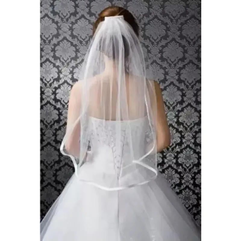 Элегантная белая/цвета слоновой кости, 1 шт., 1-слойная свадебная фата с атласными краями, фата с расческой, новинка
Элегантная белая/цвета слоновой кости, 1 шт., 1-слойная свадебная фата с атласными краями, фата с расческой, новинка