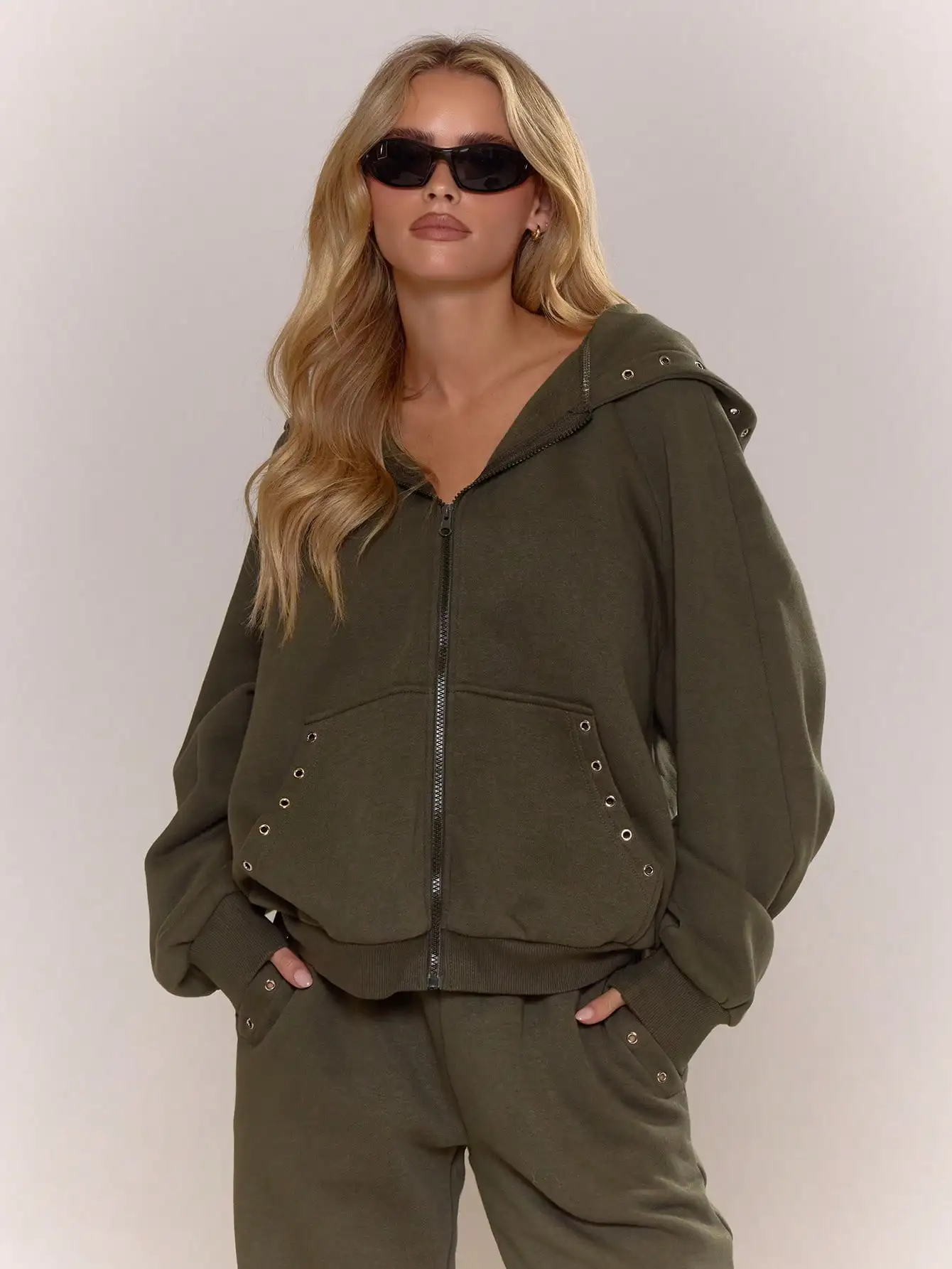 Худи оливкового цвета на молнии с декоративными люверсами, свободный крой для повседневного уличного стиля, осень-зима
Худи оливкового цвета на молнии с декоративными люверсами, свободный крой для повседневного уличного стиля, осень-зима