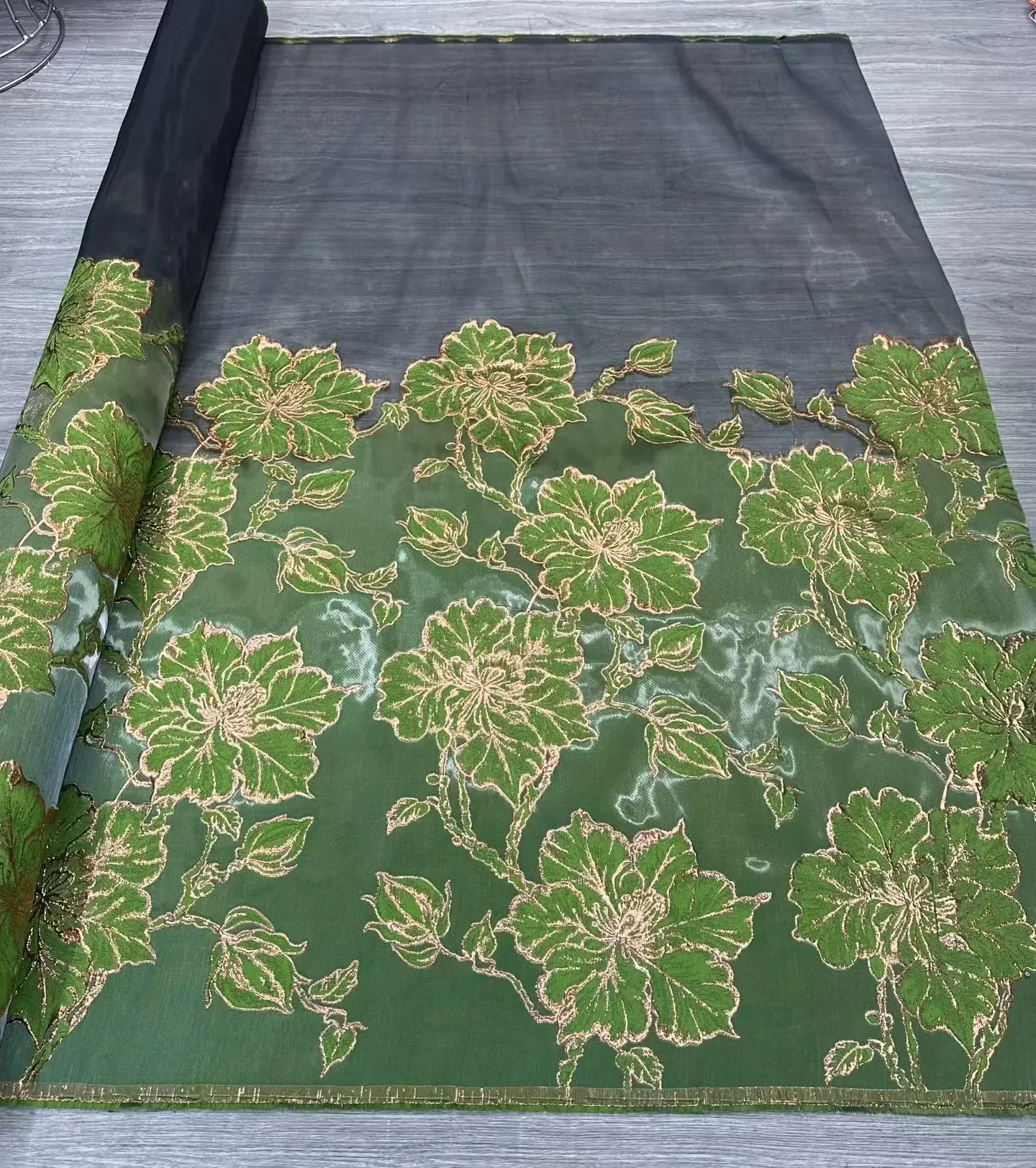 Французское кружевное полотно из тюля и парчи 2026 года, высококачественное, 5 ярдов, африканское жаккардовое кружево с золотым тиснением, для нигерийских праздничных платьев для женщин
Французское кружевное полотно из тюля и парчи 2026 года, высококачественное, 5 ярдов, африканское жаккардовое кружево с золотым тиснением, для нигерийских праздничных платьев для женщин