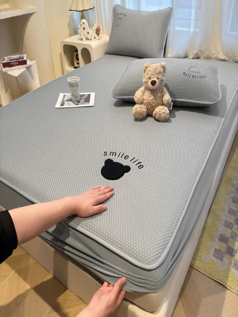 Summer Ice Silk Bedding Set 3-Piece Lace Embroidery Breathable Cooling Mat Light Weight Air Conditioning Quilt Cover
Summer Ice Silk Bedding Set 3-Piece Lace Embroidery Breathable Cooling Mat Light Weight Air Conditioning Quilt Cover