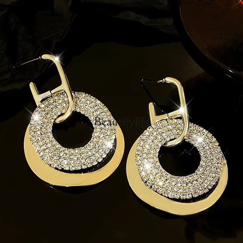 European and American exaggerated circle rhinestone earrings, fashionable earrings, simple temperament
European and American exaggerated circle rhinestone earrings, fashionable earrings, simple temperament