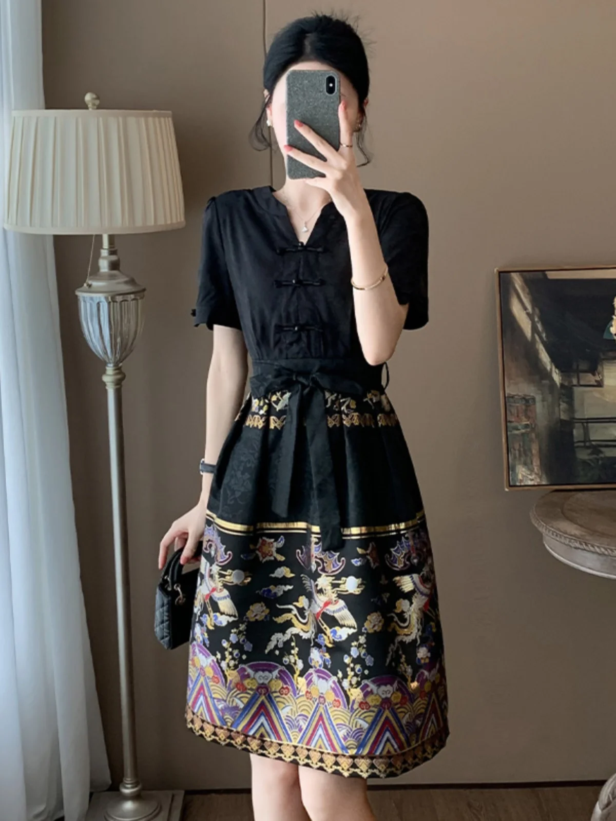 Elegant Black Short Sleeve V-Neck Midi Dress Women's Summer Chinese Style Tea Ceremony Clothing A-Line Silhouette Gathered Waist
Elegant Black Short Sleeve V-Neck Midi Dress Women's Summer Chinese Style Tea Ceremony Clothing A-Line Silhouette Gathered Waist