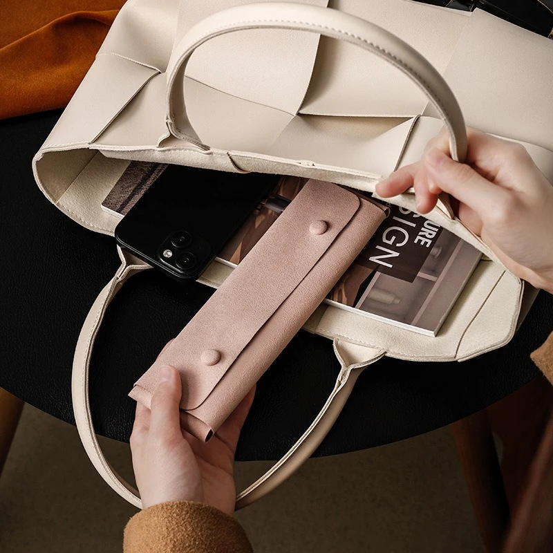 Superfine Fiber Suede Jewelry Roll Storage Bag Portable Travel Jewelry Storage Bag Suitable for Necklaces Earrings and Rings
Superfine Fiber Suede Jewelry Roll Storage Bag Portable Travel Jewelry Storage Bag Suitable for Necklaces Earrings and Rings