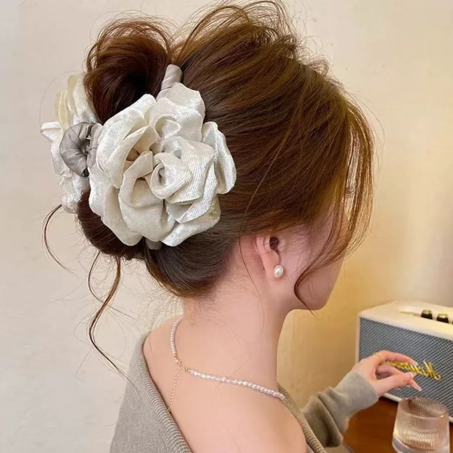 Korean series early autumn velvet rose flower grab clip advanced solid color shark clip hair accessories back hair clip headwea
Korean series early autumn velvet rose flower grab clip advanced solid color shark clip hair accessories back hair clip headwea