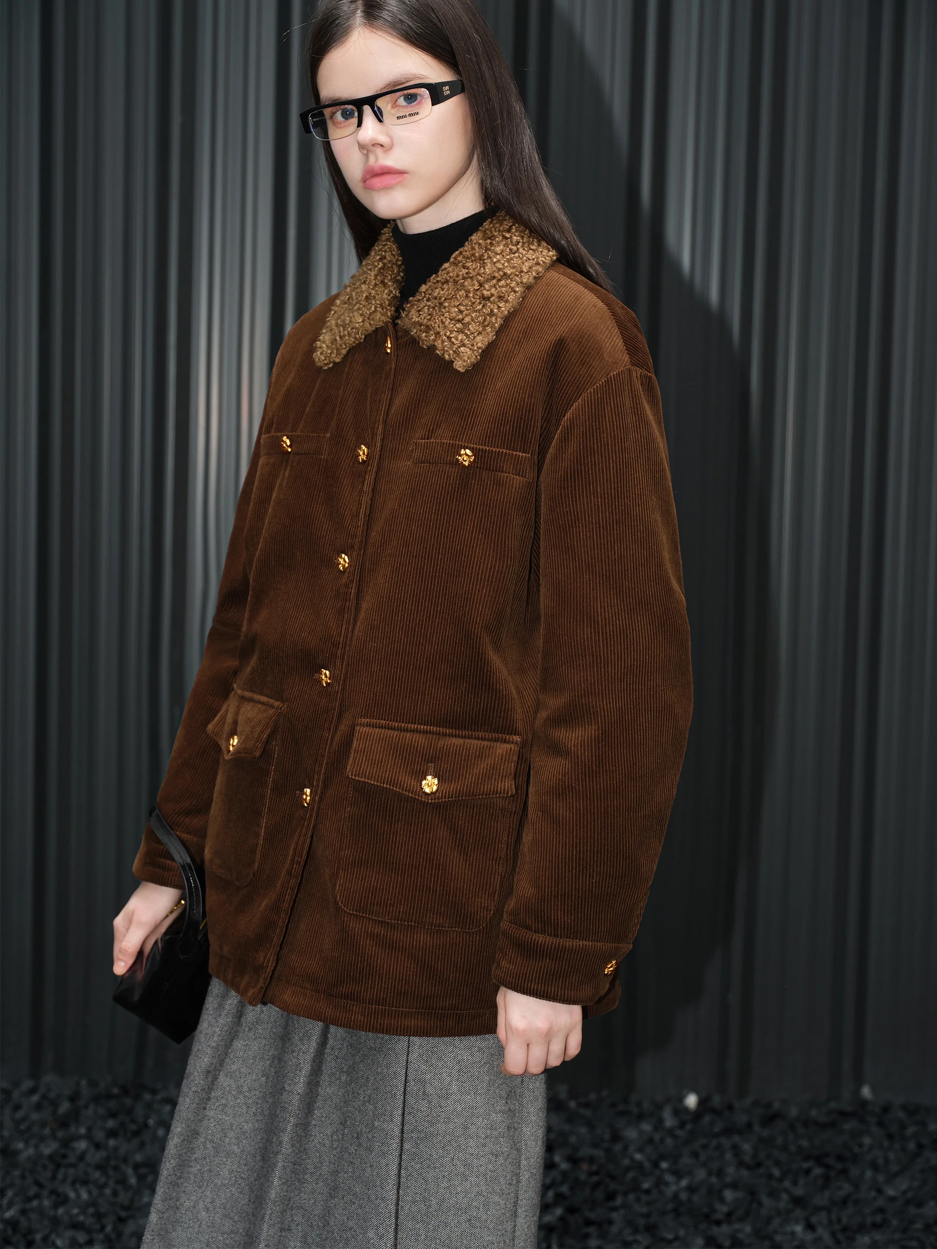 Новинка: Женское стеганое пальто из коричневого вельвета свободного кроя, удлиненное, теплое, для улицы, осень-зима
Новинка: Женское стеганое пальто из коричневого вельвета свободного кроя, удлиненное, теплое, для улицы, осень-зима