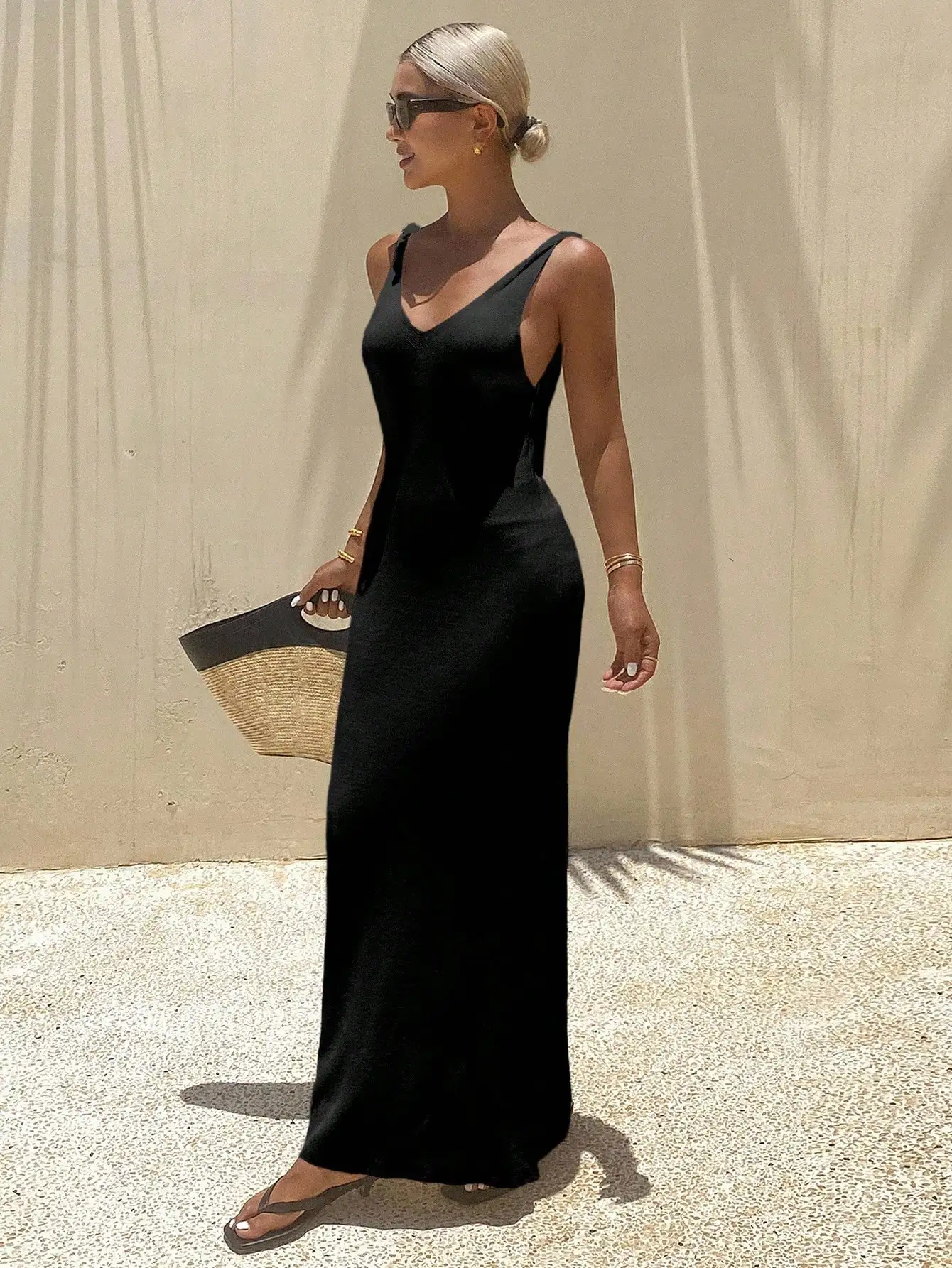 Women's Black V-Neck Maxi Dress with Thin Straps, Summer Casual & Vacation Style
Women's Black V-Neck Maxi Dress with Thin Straps, Summer Casual & Vacation Style