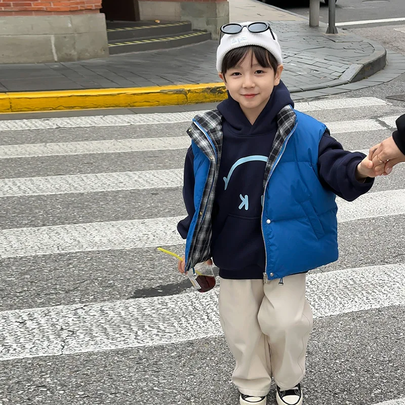 Children's 2024 winter padded cotton sleeveless jacket boys girls handsome positive and negative wear warm cotton vest fashion
Children's 2024 winter padded cotton sleeveless jacket boys girls handsome positive and negative wear warm cotton vest fashion