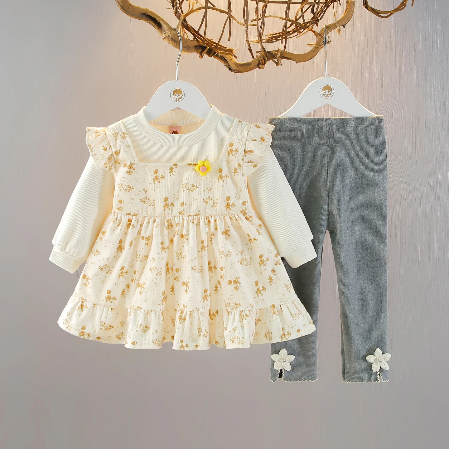 Комплект детской одежды для девочек, осень 2025 г., платье с цветочным узором и длинными рукавами для маленьких девочек, платье с эластичной резинкой на талии, леггинсы для маленьких девочек
Комплект детской одежды для девочек, осень 2025 г., платье с цветочным узором и длинными рукавами для маленьких девочек, платье с эластичной резинкой на талии, леггинсы для маленьких девочек